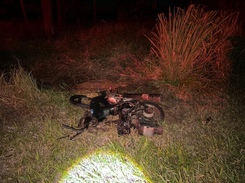 Pai e filho de 11 anos morrem após moto ser atingida por carro em ultrapassagem no Paraná