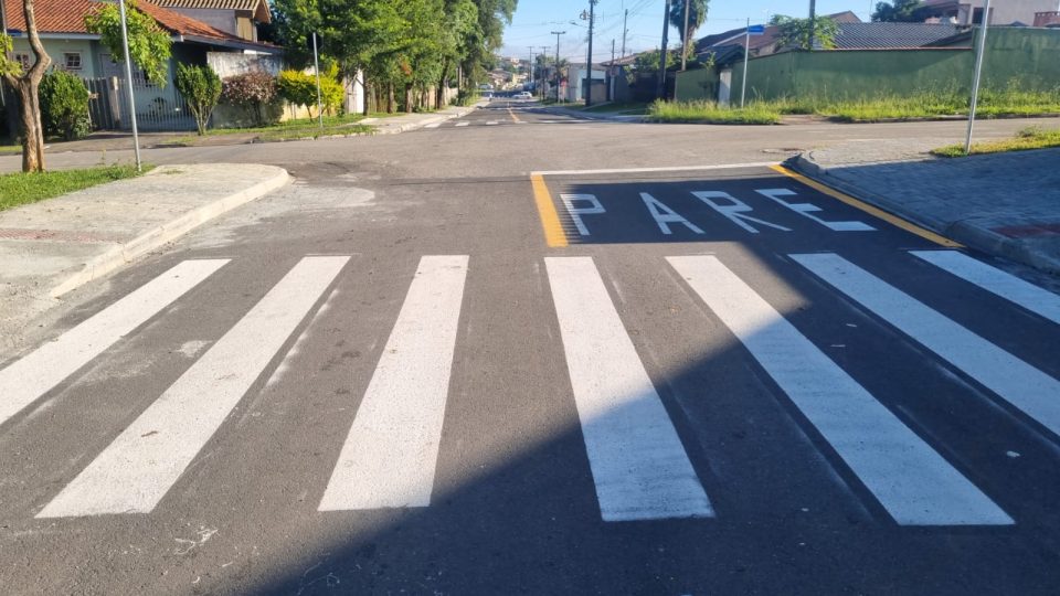 pare-após-faixa-de-pedestre-colombo