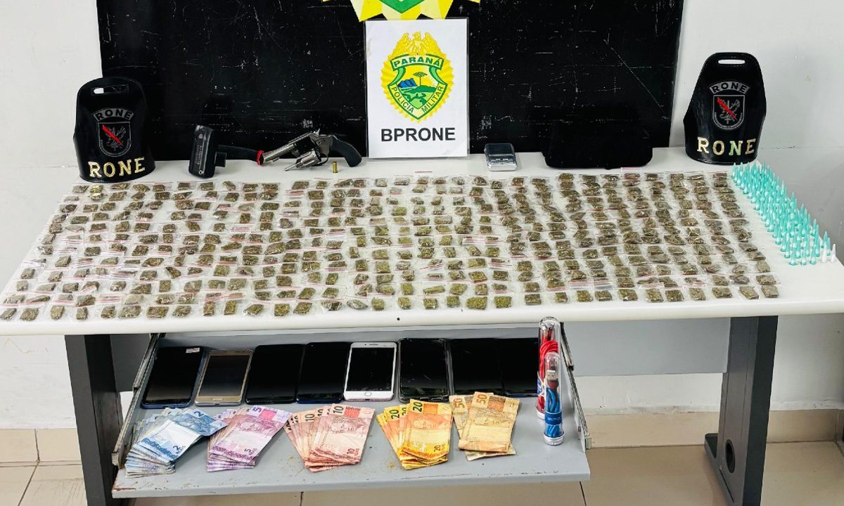 policia-busca-ladroes-celulares-e-encontra-porcoes-drogas-residencia-suspeitos-foram-presos