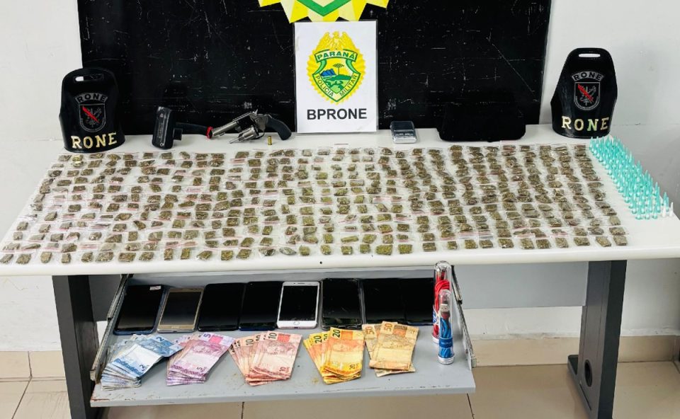 policia-busca-ladroes-celulares-e-encontra-porcoes-drogas-residencia-suspeitos-foram-presos