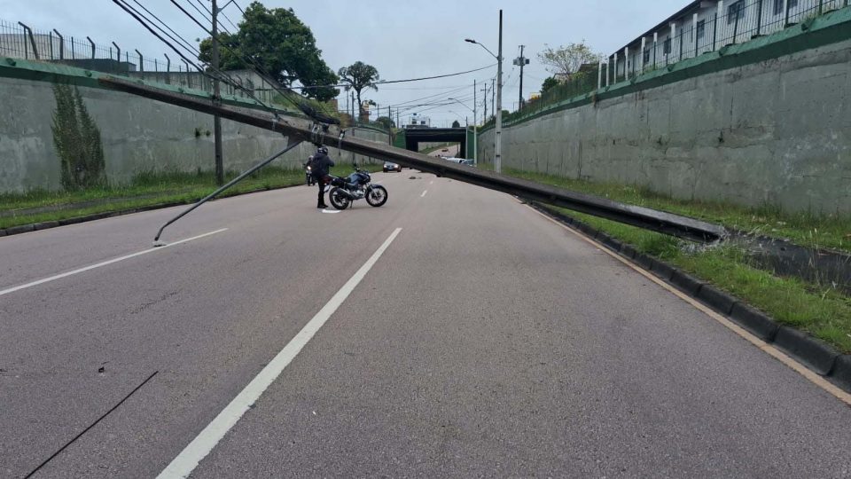 poste-derrubado-via-pinheirinho-2