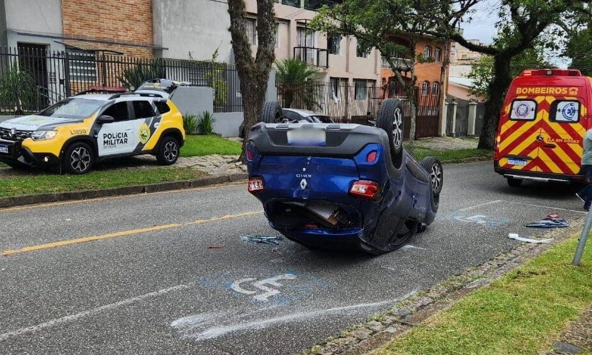 veiculo-fura-preferencial-e-capota-apos-ser-atingido-por-outro-carro-alto-da-xv-1