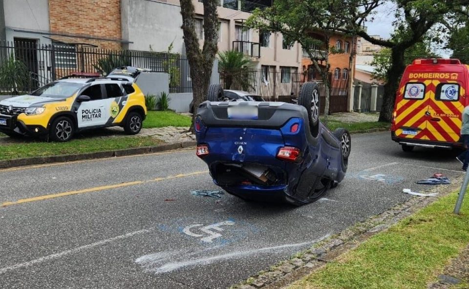 veiculo-fura-preferencial-e-capota-apos-ser-atingido-por-outro-carro-alto-da-xv-1