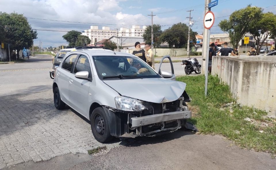 Acidente-moto-e-carro-deixa-motociclista-ferido-Curitiba