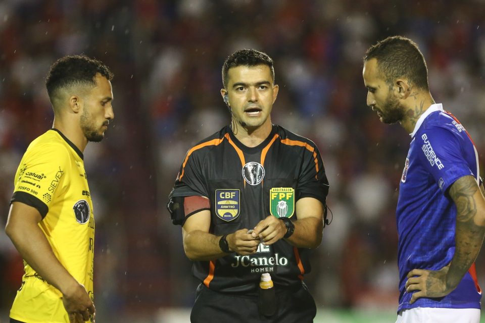 Árbitro em Paraná Clube x Cascavel