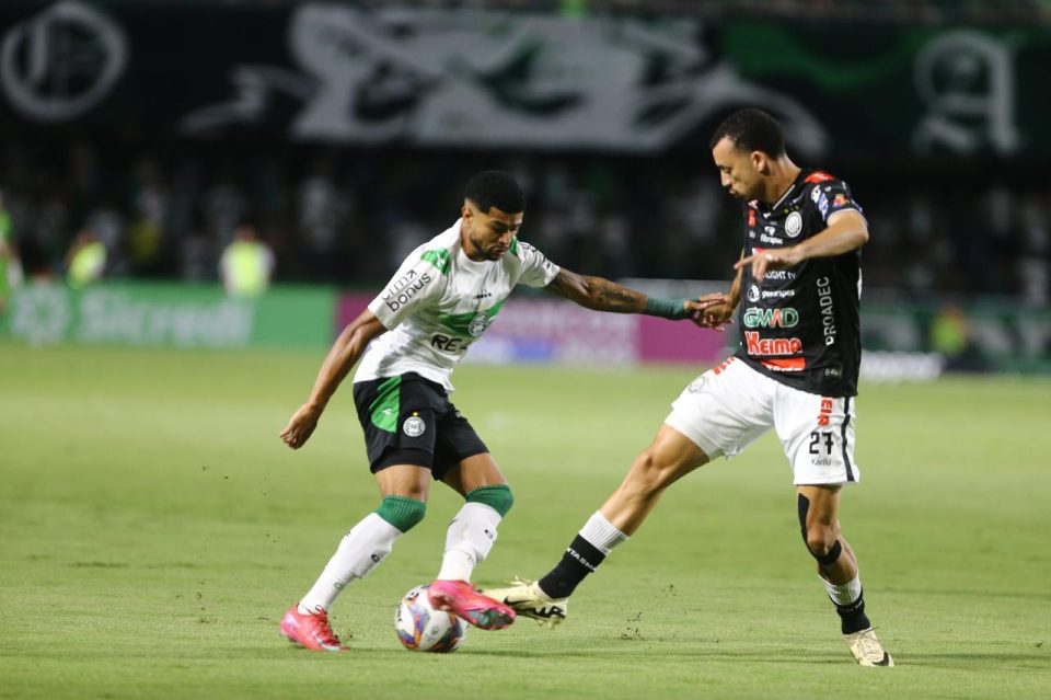 Lance de Coritiba x Operário, pelo Campeonato Paranaense