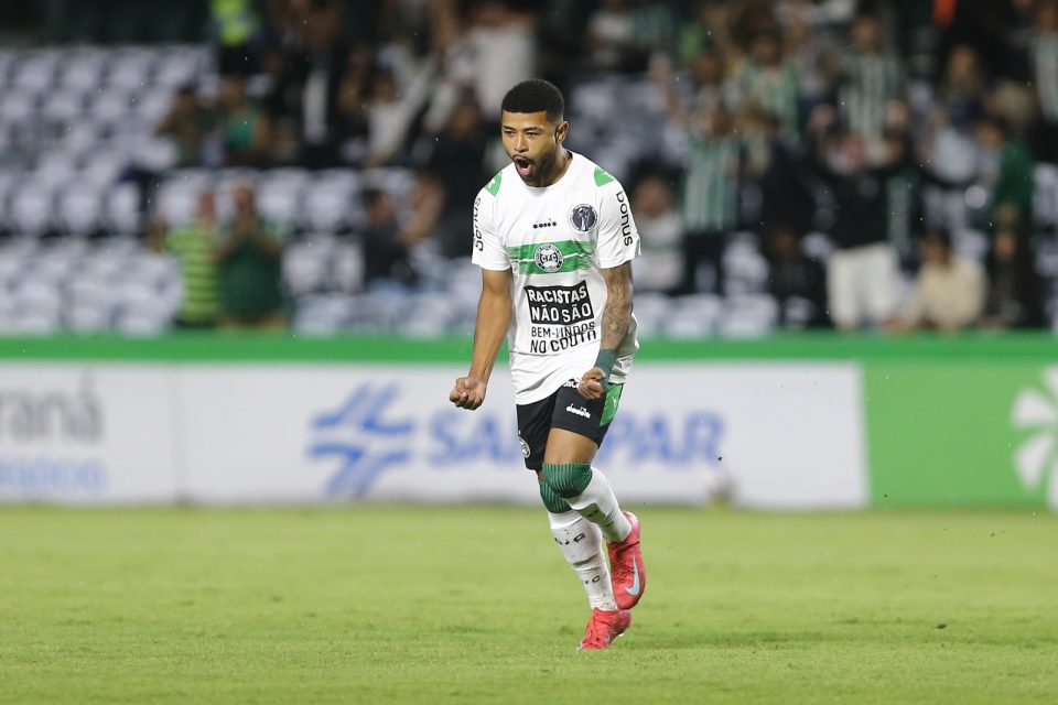 Lucas Ronier comemora gol pelo Coritiba