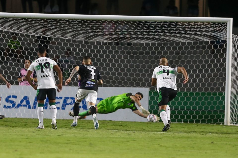 Pedro Morisco defende pênalti em Coritiba x Operário