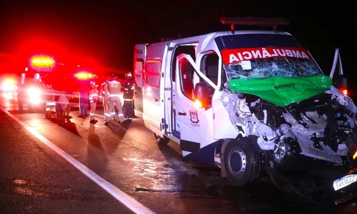 acidente-ambulancia-bebe-arremessado-curitiba-ponta-grossa