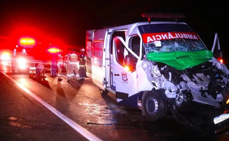 acidente-ambulancia-bebe-arremessado-curitiba-ponta-grossa
