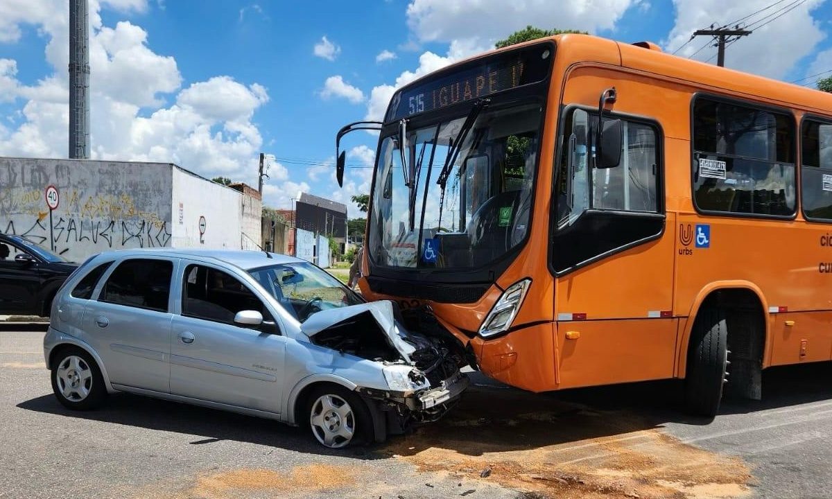 acidente-carro-e-onibus-deixa-motorista-preso-dentro-veiculo-cruzamento-boqueirao-3