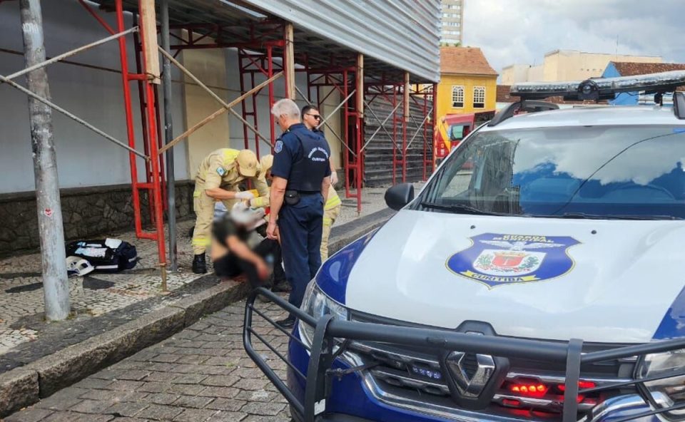apos-confusao-bar-homem-agredido-e-esfaqueado-plena-luz-do-dia-largo-da-ordem-1