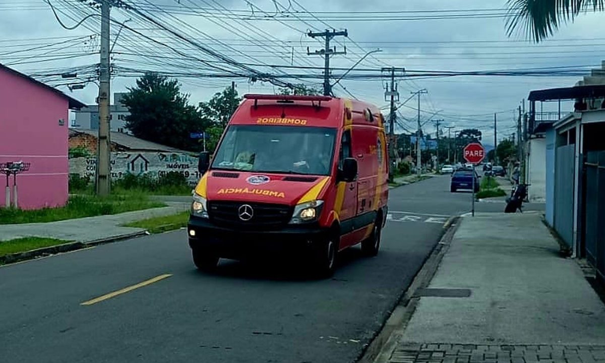 batida-moto-carro-deixa-motociclista-ferido-grande-curitiba