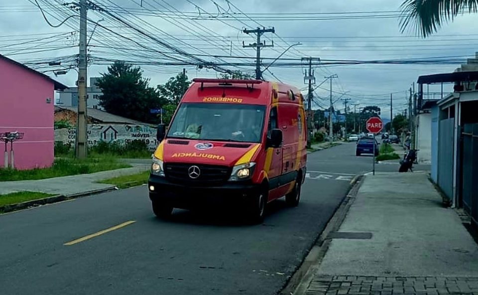 batida-moto-carro-deixa-motociclista-ferido-grande-curitiba