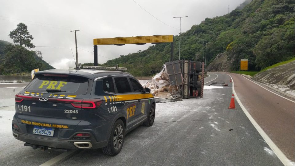 Tombamento de caminhão carregado de polvilho deixa um ferido e interdita BR-376, em Guaratuba