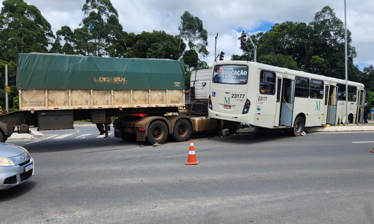 caminhao-fura-sinal-vermelho-e-bate-contra-onibus-transporte-coletivo-rodovia-da-uva