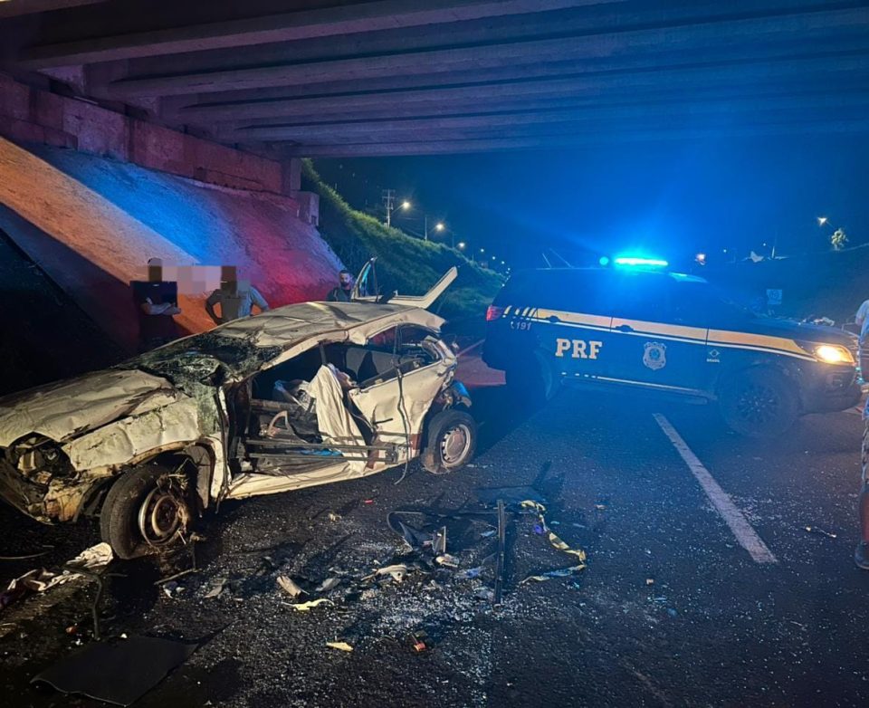 Casal morre e filho é ejetado após carro ser atingido na BR-376 por motorista que admitiu ter bebido