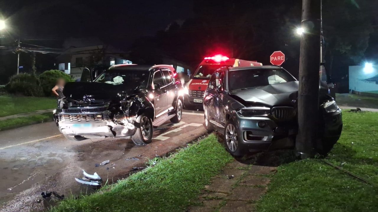 Viatura da Secretaria da Justiça é atingida por BMW em cruzamento nas Mercês, e duas pessoas ficam feridas