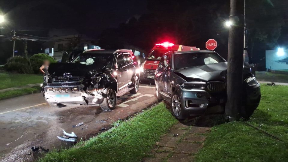 Viatura da Secretaria da Justiça é atingida por BMW em cruzamento nas Mercês, e duas pessoas ficam feridas