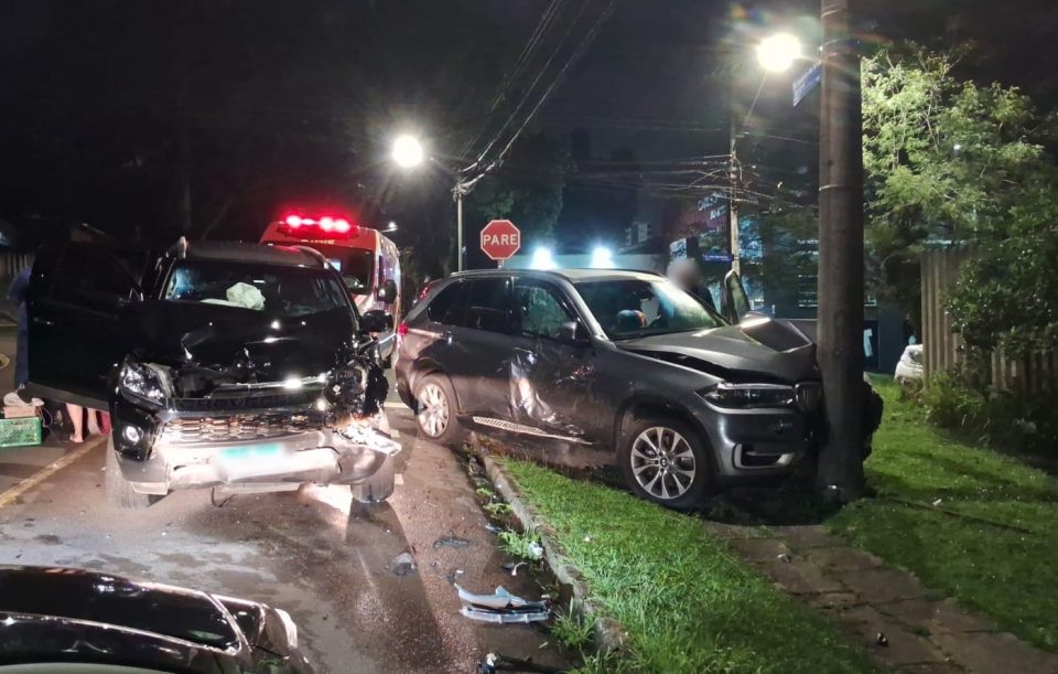 Viatura da Secretaria da Justiça é atingida por BMW em cruzamento nas Mercês, e duas pessoas ficam feridas