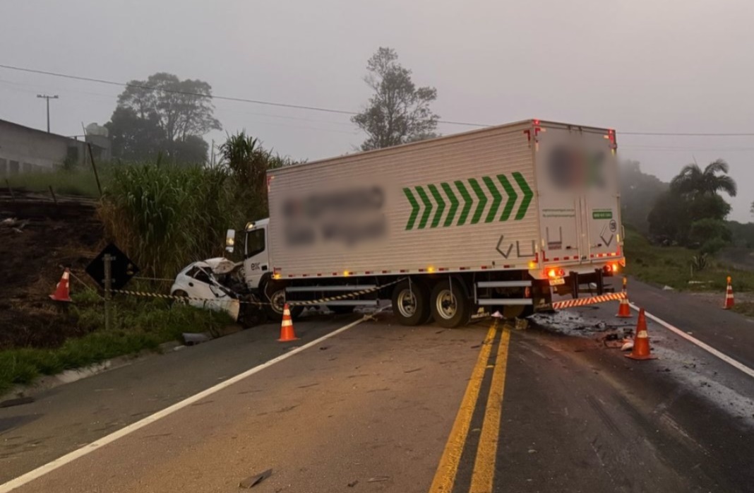 duas-pessoas-morrem-acidente-caminhão-carro-rodovia-do-xisto-2