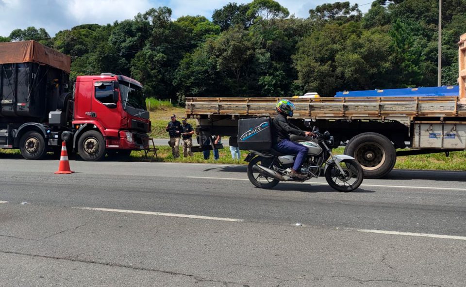 engavetamento-tres-caminhoes-contorno-leste-1