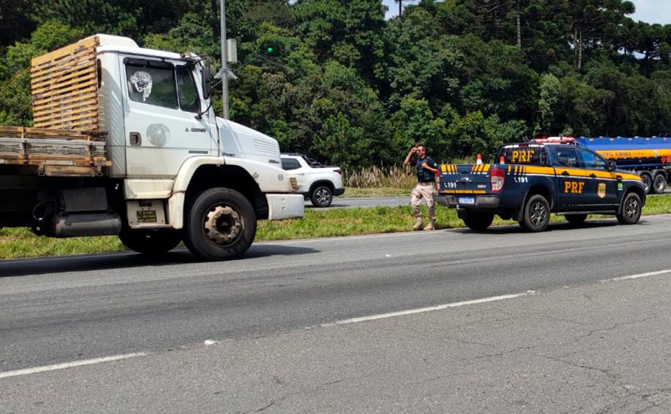 engavetamento-tres-caminhoes-contorno-leste-2