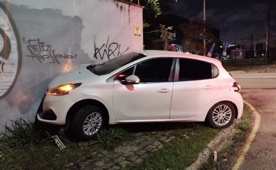 evitar-acidente-carreta-veículo-bate-contra-muro-Parolin-uma-criança-ficou-ferida-q