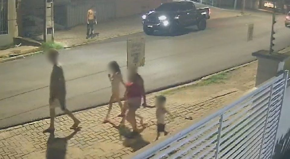 Homem é executado com mais de dez tiros após ser abordado por ocupantes de caminhonete em Curitiba; assista