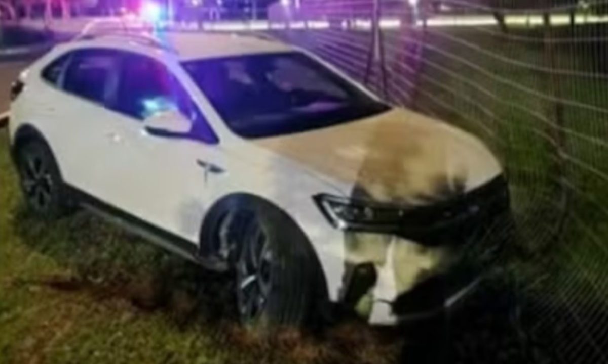 influenciadora-com-sinais-embriaguez-bate-carro-contra-cerca-residencia-alckmin