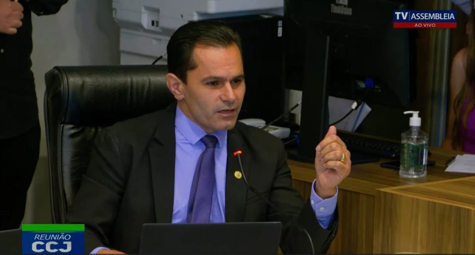 Discussão sobre projeto que cria cargos na PM termina com bate-boca na CCJ e mulher encaminhada à delegacia por racismo