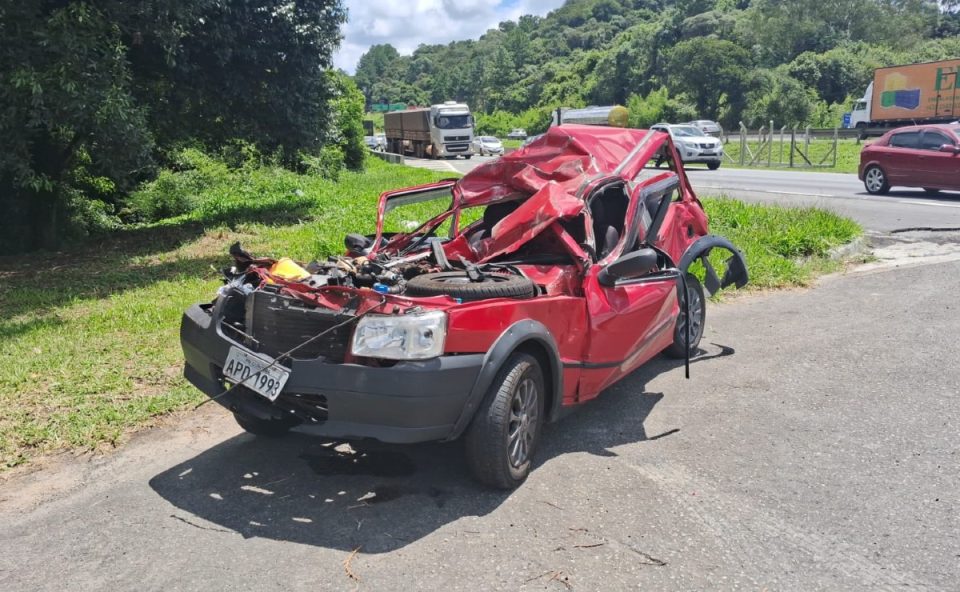 milagre-motorista-prensado-entre-dois-caminhoes-br-277-socorrido-sem-risco-de-morte-1
