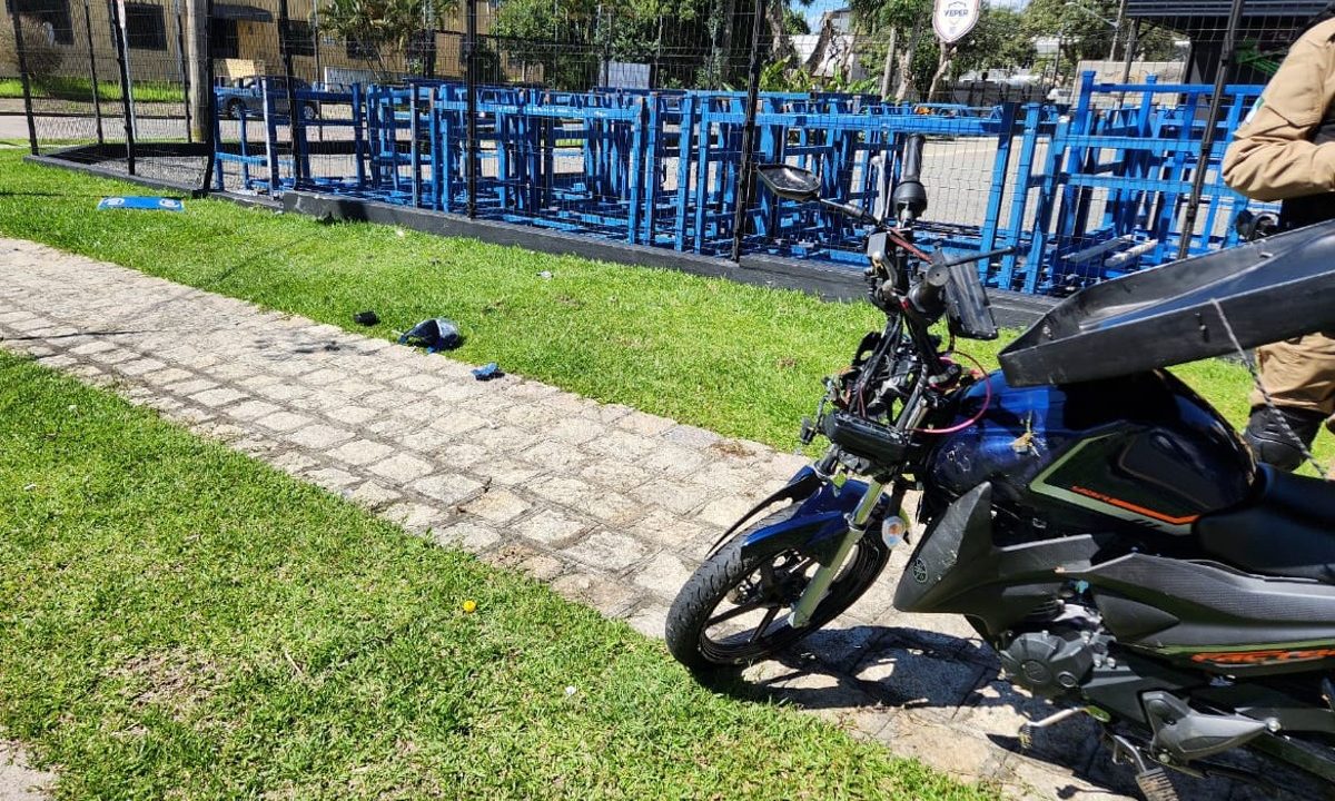 motociclista-fica-gravemente-ferido-ao-perder-controle-moto-e-bater-contra-poste-parolin-1