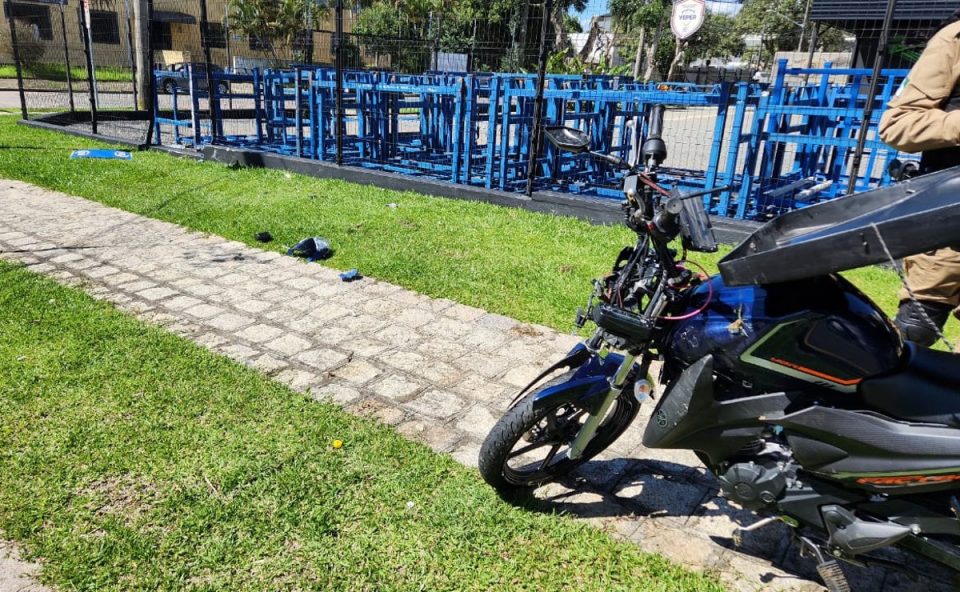 motociclista-fica-gravemente-ferido-ao-perder-controle-moto-e-bater-contra-poste-parolin-1