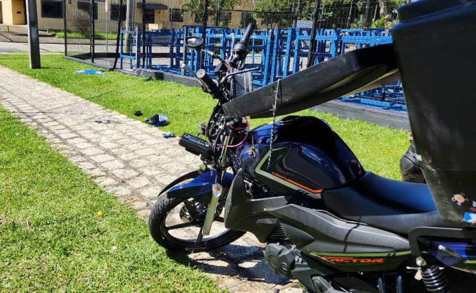 motociclista-fica-gravemente-ferido-ao-perder-controle-moto-e-bater-contra-poste-parolin