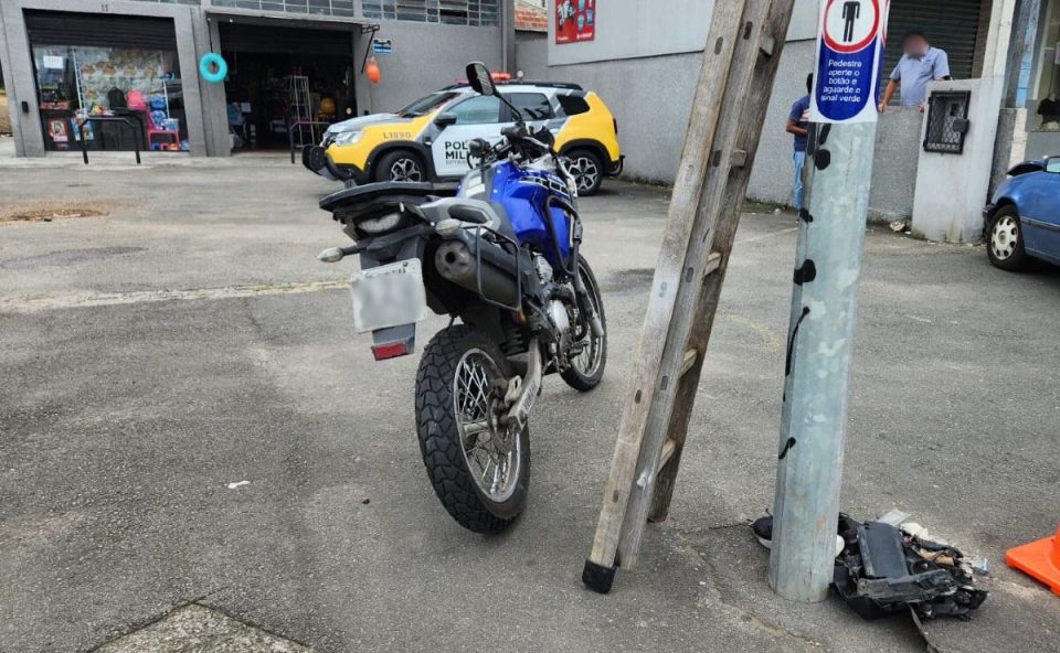 motociclista-morre-ambulancia-apos-bater-contra-carro-cruzamento-ganchinho-5