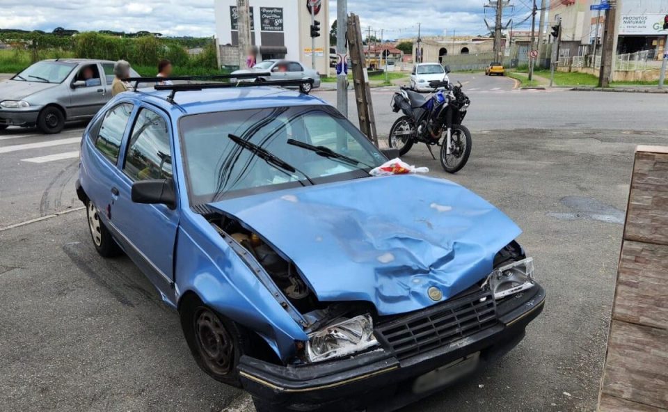 motociclista-morre-ambulancia-apos-bater-contra-carro-cruzamento-ganchinho-6