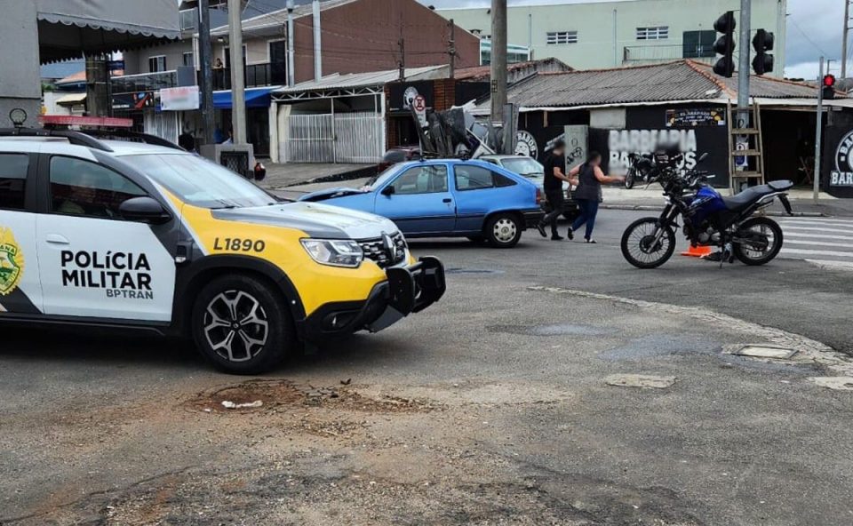motociclista-morre-ambulancia-apos-bater-contra-carro-cruzamento-ganchinho-7