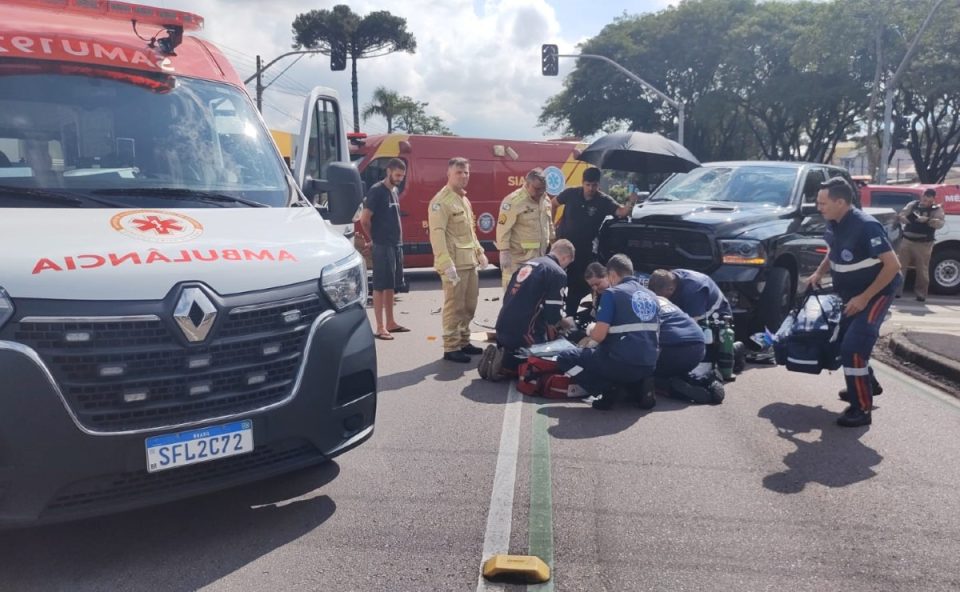 motociclista-reanimado-encaminhado-hospital-estado-grave-apos-colidir-carro-lindoia-1