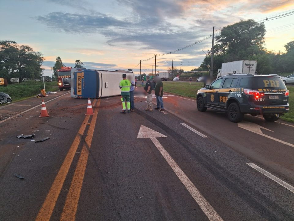 Motorista de ônibus escolar morre após batida frontal com carro na BR-277, no Paraná; 4 ficaram feridos