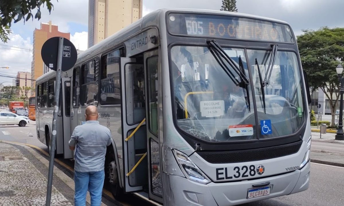 onibus-avanca-sinal-vermelho-atingido-por-ligeirinho-cruzamento-centro-curitiba-1
