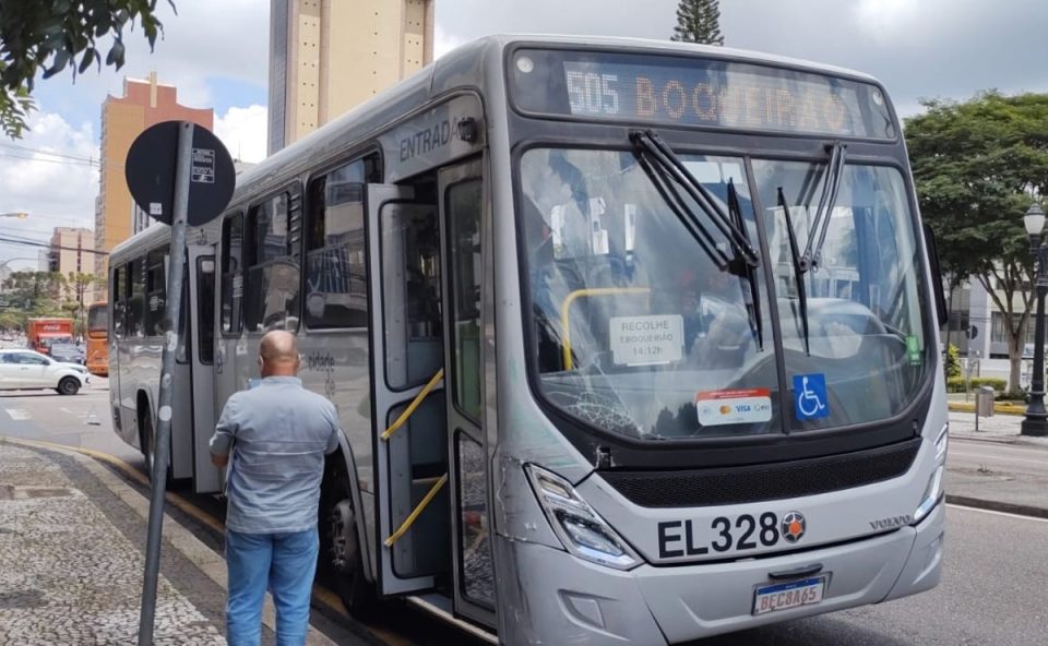 onibus-avanca-sinal-vermelho-atingido-por-ligeirinho-cruzamento-centro-curitiba-1