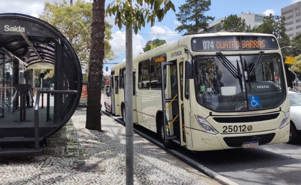 onibus-avanca-sinal-vermelho-atingido-por-ligeirinho-cruzamento-centro-curitiba