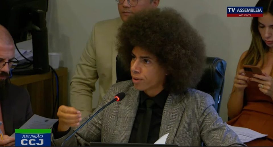 Discussão sobre projeto que cria cargos na PM termina com bate-boca na CCJ e mulher encaminhada à delegacia por racismo