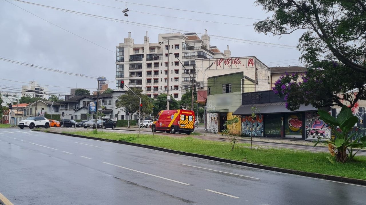 sapateiro-tem-mão-cravada-por-agulha