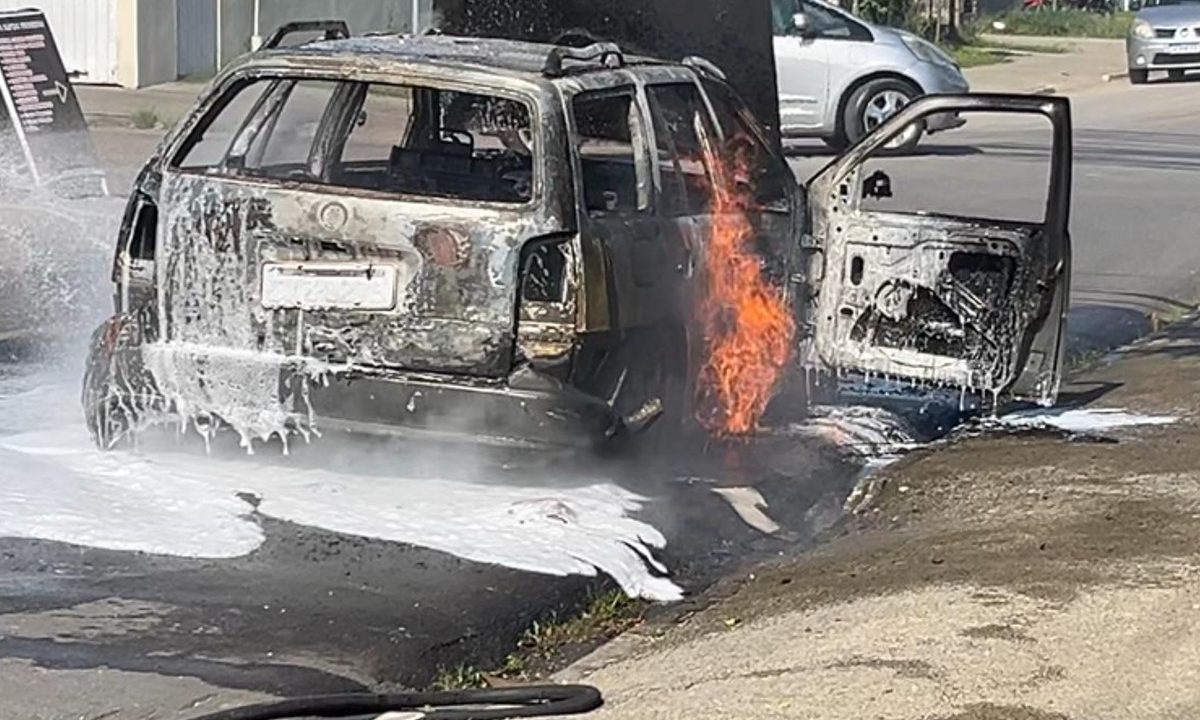veiculo-pega-fogo-totalmente-destruido-rua-pinhais-condutora-nao-ficou-ferida
