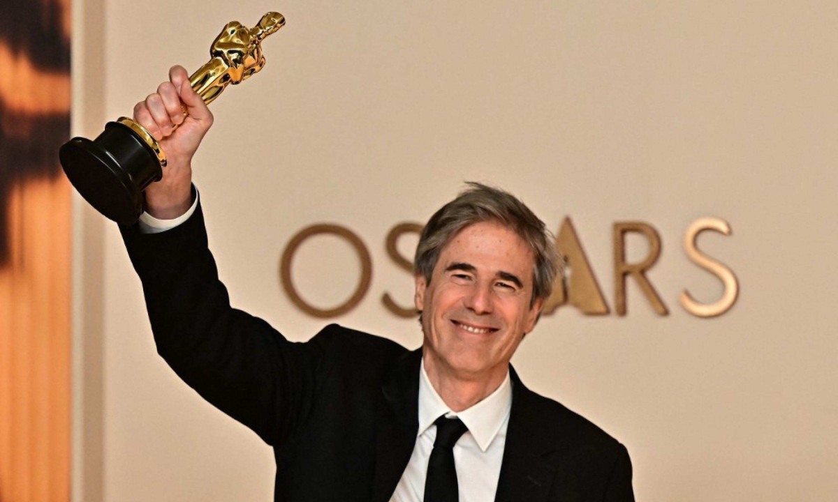 Walter Salles ergue estatueta do Oscar