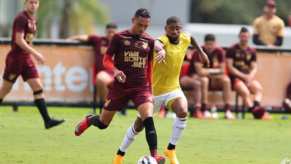 Luiz Fernando em jogo-treino do Athletico com o Brusque
