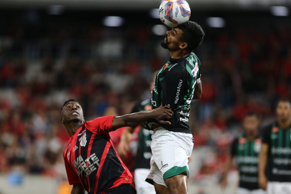Ronald, zagueiro do Maringá em jogo contra o Athletico