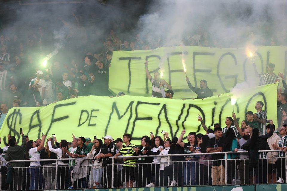 Protestos da torcida do Coritiba.